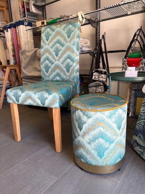 Chaise et pouf rembourrés, tissu turquoise et or