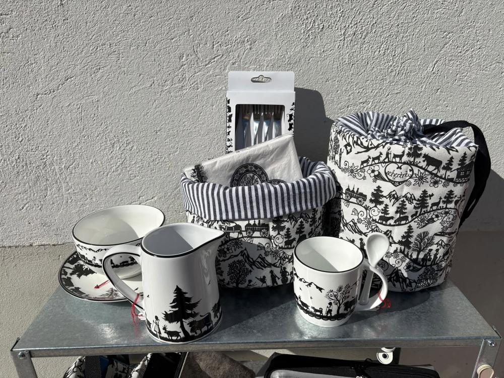 Set fondue et raclette : panier à pain, fourchettes, tasse, pichet et sac assortis