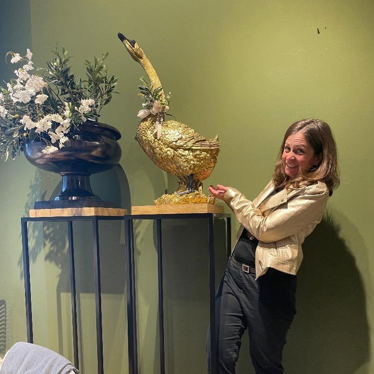 Lilian Albrecht dans un showroom de décoration