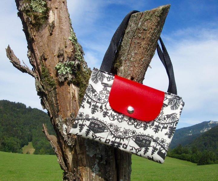 Sac à main à motif découpé suisse et rabat rouge