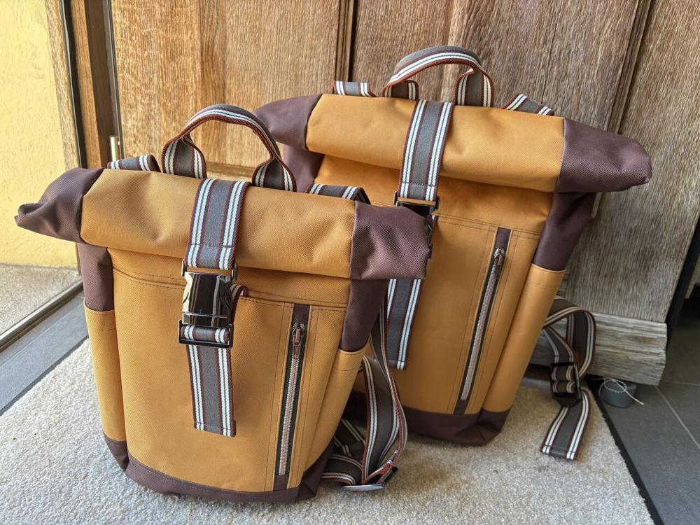 Deux sacs à dos roll-top ocre et brun